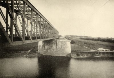 220422 Gezicht op de spoorbrug over de Maas te Gennep.